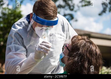 Ein Sanitäter der Indiana National Guard führt am 24. Juni 2020 Tests für COVID-19 im Greenwood Healthcare Center durch. Die Indiana National Guard unterstützte OptumServe mit landesweiten Tests von mehr als 47,000 Mitarbeitern in 520 Langzeitpflegeeinrichtungen im Rahmen einer neuen Initiative des Indiana State Department of Health, 10. Bis 28. Juni. (Foto von Indiana Air National Guard Staff Sgt. Justin Andras) Stockfoto