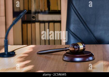 Urteil des Urteils Konzept der Strafe und Vergebung. Symbol des Gesetzes ist der Hammer des Richters. Gerichtlicher Gavel auf dem Richtertisch. Stockfoto