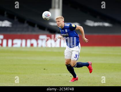 Craven Cottage, London, Großbritannien. Juli 2020. English Championship Football, Fulham gegen Birmingham City; Kristian Pedersen von Birmingham City Den Ball zurück zum Torwart Lee Camp von Birmingham City Kredit: Action Plus Sports/Alamy Live News Stockfoto