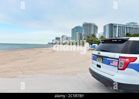 Bal Harbour, USA. Juli 2020. BAL HARBOUR, FL - JULI 03: Ein Bal Harbour Polizei-Parkplatz am Eingang von Bal Habour Beach als Florida Beach geschlossen für den 4. Juli Wochenende als Coronavirus Fälle Spike am 03. Juli 2020 in Bal Harbour, Florida. Miami-Dade County hat alle Strände von Juli 3-7 geschlossen und eine Ausgangssperre auferlegt und Feuerwerk für US-Unabhängigkeitstag Feier abgesagt. (Foto von JL/Sipa USA) Quelle: SIPA USA/Alamy Live News Stockfoto