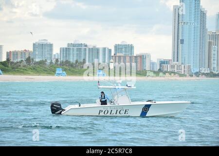 Bal Harbour, USA. Juli 2020. BAL HARBOUR, FL - JULI 03: Ein marines Bal Harbour Polizeiboot patrouilliert das Wasser als Florida Beach geschlossen für das vierte Juli Wochenende als Coronavirus Fälle Spike am 03. Juli 2020 in Bal Harbour, Florida. Miami-Dade County hat alle Strände von Juli 3-7 geschlossen und eine Ausgangssperre auferlegt und Feuerwerk für US-Unabhängigkeitstag Feier abgesagt. (Foto von JL/Sipa USA) Quelle: SIPA USA/Alamy Live News Stockfoto