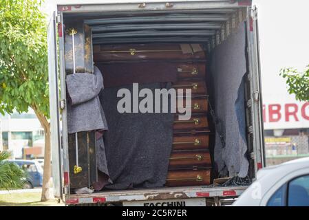 DUQUE DE CAXIAS (BRASILIEN),MAI,22,2020: Ankunft von Grabeurnen, auf dem beliebten Friedhof in duque de caxias, Gemeinde mit mehr Toten durch covid-19 Stockfoto