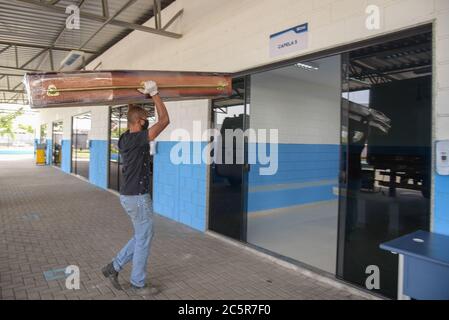 DUQUE DE CAXIAS (BRASILIEN),MAI,22,2020: Ankunft von Grabeurnen, auf dem beliebten Friedhof in duque de caxias, Gemeinde mit mehr Toten durch covid-19 Stockfoto