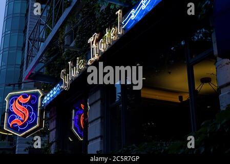 Das Neonschild vor der historischen Sylvia Hotel Bar in Vancouver, British Columbia, Kanada. Das Hotel ist bei Schriftstellern beliebt. Stockfoto