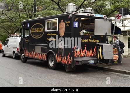 Ein Mr. Shawarma Food Truck, der in der Innenstadt von Vancouver, British Columbia, Kanada, geparkt ist, verkauft Halal Shawarma und Falafel Pita Wraps. Stockfoto