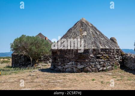 Demonstrationshäuser in der Nuraghe Arrubiu. Der Nuraghe Arrubiu ist einer der größten nuraghes in Sardinien. Stockfoto