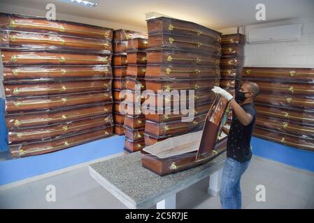 DUQUE DE CAXIAS (BRASILIEN),MAI,22,2020: Ankunft von Grabeurnen, auf dem beliebten Friedhof in duque de caxias, Gemeinde mit mehr Toten durch covid-19 Stockfoto