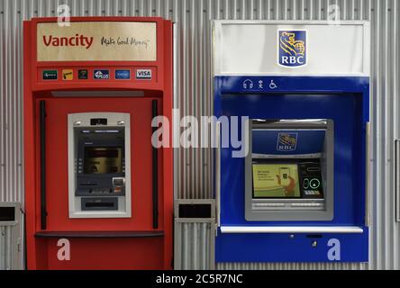 Zwei Geldautomaten, einer für die Vancity Credit Union und der andere für die Royal Bank (RBC), auf Granville Island in Vancouver, British Columbia, ca. Stockfoto