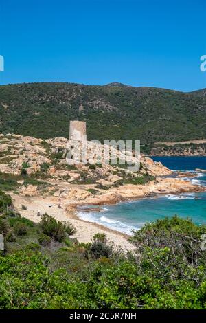 Zerklüftete Küste und Turm von Budello im Süden Sardiniens. Die sardischen Küstentürme wurden um 1570 errichtet Stockfoto