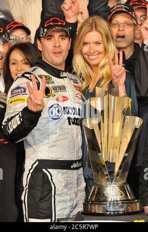 Homestead, Vereinigte Staaten Von Amerika. November 2008. HOMESTEAD, FL - NOVEMBER 16: (L-R) Jimmie Johnson, Fahrer des #48 Lowe's/Kobalt Tools Chevrolet, und seine Frau Chandra Pose auf der Bühne nach dem Gewinn der 2008 NASCAR Sprint Cup Series Championship nach dem Ford 400 auf Homestead-Miami Speedway am 16. November 2008 in Homestead, Florida Menschen: Jimmie Johnson, Chandra Johnson Kredit: Storms Media Group/Alamy Live News Stockfoto