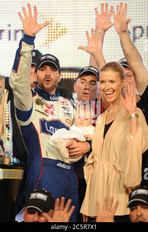 Homestead, Vereinigte Staaten Von Amerika. November 2010. HOMESTEAD, FL - NOVEMBER 21: Jimmy Johnson feiert seine fünfte conctutive Nascar Meisterschaft mit seiner Frau Shandra und Tochter Genevieve Marie am NASCAR Ford 400 auf Homestead-Miami Speedway am 21. November 2010 in Homestead, Florida Menschen: Jimmy Johnson, Chandra Johnson, Genevieve Marie Johnson Kredit: Storms Media Group/Alamy Live News Stockfoto