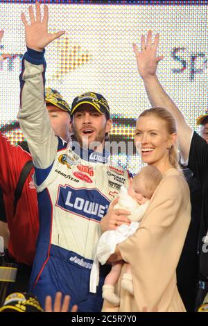 Homestead, Vereinigte Staaten Von Amerika. November 2010. HOMESTEAD, FL - NOVEMBER 21: Jimmy Johnson feiert seine fünfte conctutive Nascar Meisterschaft mit seiner Frau Shandra und Tochter Genevieve Marie am NASCAR Ford 400 auf Homestead-Miami Speedway am 21. November 2010 in Homestead, Florida Menschen: Jimmy Johnson, Chandra Johnson, Genevieve Marie Johnson Kredit: Storms Media Group/Alamy Live News Stockfoto