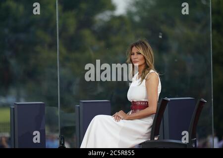 Washington, Usa. Juli 2020. First Lady Melania Trump nimmt am 2020 Samstag, den 4. Juli 2020, am Salute to America Teil, um Amerikas Unabhängigkeitstag im Weißen Haus in Washington, DC zu feiern. Gastgeber der Veranstaltung waren Präsident Donald Trump und die First Lady. Foto von Chris Kleponis/UPI Kredit: UPI/Alamy Live News Stockfoto