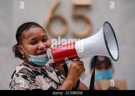 Columbus, Ohio, USA. Juli 2020. Ein junger Aktivist spricht während eines Protestes von Black Lives Matter und einer Mahnwache für Violine zu Ehren von Elijah McClain am Samstag, 4. Juli im Rathaus in Columbus, Ohio. Quelle: Andrew Dolph/ZUMA Wire/Alamy Live News Stockfoto