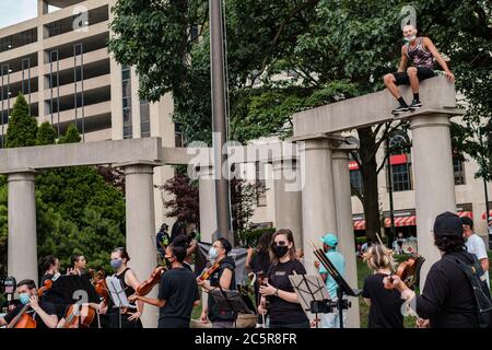 Columbus, Ohio, USA. Juli 2020. Ein Mann wird gesehen, über einem Black Lives Matter Proteste schauen, und Geige Mahnwache zu Ehren von Elijah McClain, Samstag, 4. Juli im Rathaus in Columbus, Ohio statt. Quelle: Andrew Dolph/ZUMA Wire/Alamy Live News Stockfoto