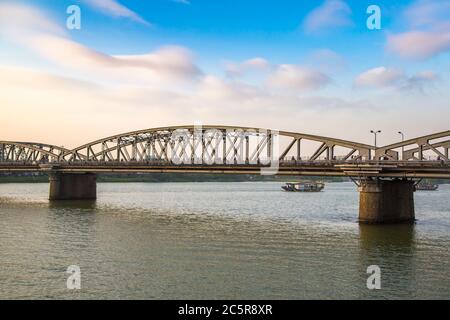 CAU Truong Tien Brücke in Hue, Vietnam in einem Sommertag Stockfoto