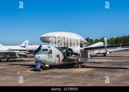 Grumman 1958 E1B Tracer im Naval Air Museum in Pensacola, Florida - Heimat der Blue Angels. Stockfoto