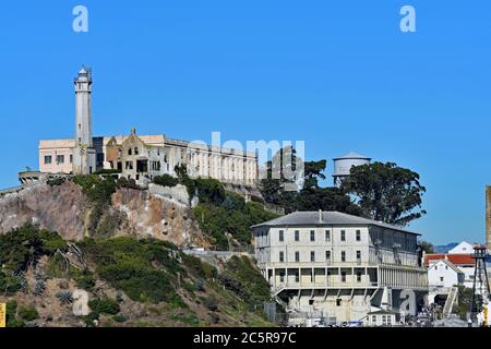 Alcatraz Island Bild von einem Boot in der Bucht von San Francisco. Das Cellhouse, der Leuchtturm, die Kasernen und der Wasserturm sind sichtbar. San Francisco, Kalifornien Stockfoto