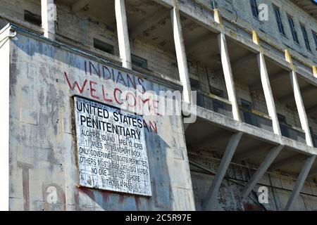 Eine Nahaufnahme des Schildes der US-Strafanstalt auf der Baracke der Insel Alcatraz. Red Graffiti Staaten Indianer Willkommen. San Francisco, Kalifornien Stockfoto