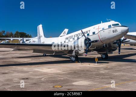 Douglas C-117D Skytrain im Naval Air Museum in Pensacola, Florida - Heimat der Blue Angels. Stockfoto