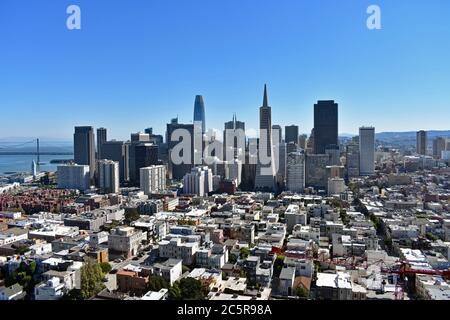 Downtown San Francisco, Bay Bridge, Transamerica Pyramid und Straßen von der Spitze des Coit Tower auf Telegraph Hill. San Francisco, Kalifornien. Stockfoto