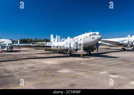 Douglas C-117D Skytrain im Naval Air Museum in Pensacola, Florida - Heimat der Blue Angels. Stockfoto