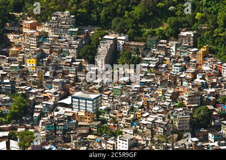 Favela da Rocinha, der größte Slum (Shanty Town) in Lateinamerika. Das Hotel liegt in Rio de Janeiro, Brasilien, hat es mehr als 70,000 Einwohner. Stockfoto