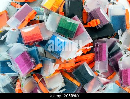 Leere Tintenpatronen auf weißem Hintergrund zum Recycling. Stockfoto