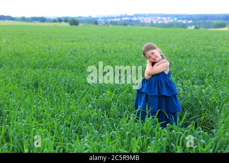 Schöne kleine Mädchen läuft im Sommer Feld Stockfoto