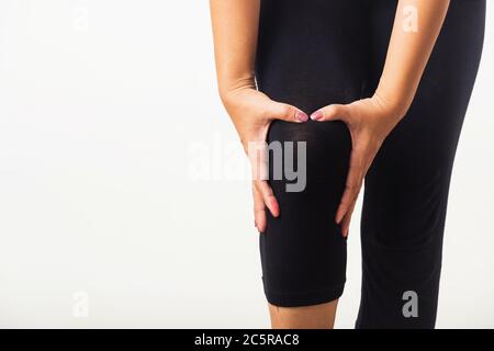 Nahaufnahme junge Frau Schmerzen, Schmerzen Knie leiden und sie verwendet Handgelenk halten Knie Agonie, Studio Schuss isoliert auf weißem Hintergrund Rheuma Gesundheit Stockfoto
