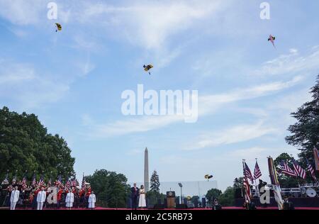 Washington, Usa. Juli 2020. Das Parachute Team der US-Armee die Golden Knights steigen auf den South Lawn des Weißen Hauses ab, als Präsident Donald Trump und First Lady Melania Trump am 2020 Samstag, den 4. Juli 2020 den Salute to America im Weißen Haus in Washington, DC, ausrichten. Die Veranstaltung umfasst Überflüge und Feuerwerk über Washington, DC. Foto von Leigh Vogel/UPI Kredit: UPI/Alamy Live News Stockfoto