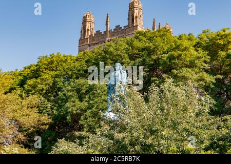 Carl von Linné Denkmal auf der Midway Plaisance am Campus der Universität Chicago - Vater der modernen Taxonomie. Stockfoto