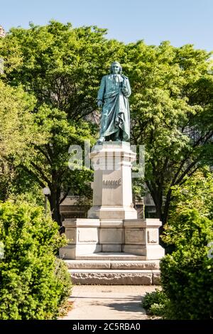 Carl von Linné Denkmal auf der Midway Plaisance am Campus der Universität Chicago - Vater der modernen Taxonomie. Stockfoto