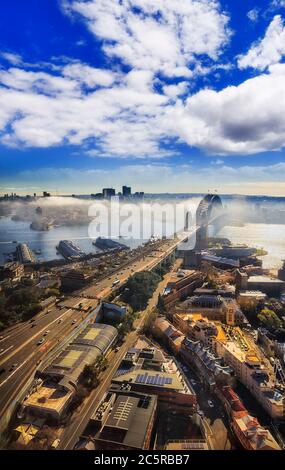 The Rocks historischer Vorort in Sydney Stadt von der Höhe des Hochhauses Hotel Turm mit der Sydney Harbour Bridge und North Shore. Stockfoto