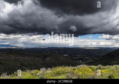 Blick auf den Hügel über dem Santa Rosa Valley in der Nähe von Camarillo und Thousand Oaks in Südkalifornien. Stockfoto