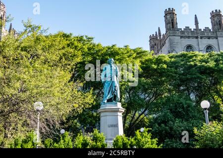 Carl von Linné Denkmal auf der Midway Plaisance am Campus der Universität Chicago - Vater der modernen Taxonomie. Stockfoto