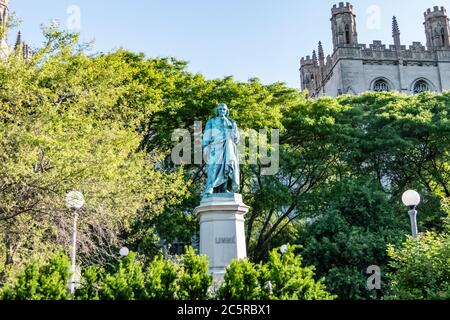 Carl von Linné Denkmal auf der Midway Plaisance am Campus der Universität Chicago - Vater der modernen Taxonomie. Stockfoto