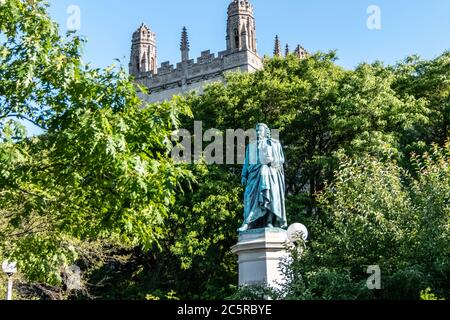 Carl von Linné Denkmal auf der Midway Plaisance am Campus der Universität Chicago - Vater der modernen Taxonomie. Stockfoto