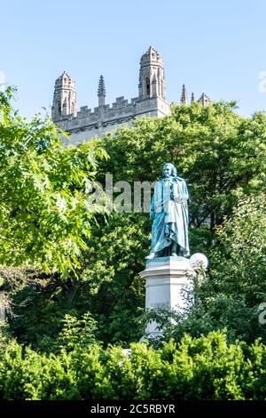 Carl von Linné Denkmal auf der Midway Plaisance am Campus der Universität Chicago - Vater der modernen Taxonomie. Stockfoto