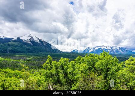 Crested Butte Schnee felsige Bergblick vom Kebler Pass mit bewölktem Himmel in grün üppige Sommer Panorama-Landschaft in Colorado, USA Stockfoto