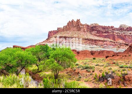 Fluted Wall butte Blick auf die Klippen mit Fluss im Capitol Reef National Monument mit roten Formationen auf dem Canyon in Utah Stockfoto