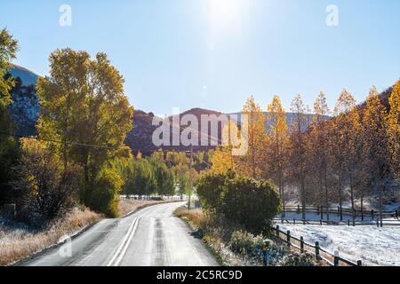 Kleine Stadt Aspen, Colorado USA mit leerer Straße während Herbsttag Morgenaufgang mit gelbgoldenen Laub in Woody Creek Nachbarschaft Stockfoto