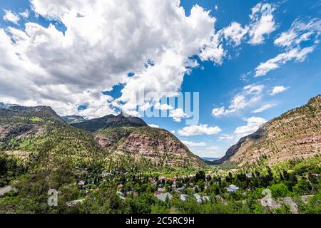 Ouray, USA hoher Weitwinkel Panoramablick auf die kleine Stadt in Colorado mit Hauptstraße historische Architektur und San Juan Berge Stockfoto