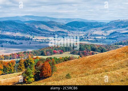 Herbst rot bunte Ahornbäume und Farm Land sanfte Hügel Luft über Hochwinkel-Ansicht Landschaft in Blue Grass, Highland County, Virginia Stockfoto