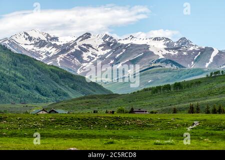 Mount Crested Butte in der Nähe von Gunnison, Colorado Dorf im Sommer mit grünen Grashügel und Schneeberge mit alpinen Wiesen im Frühsommer Stockfoto