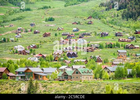 Mount Crested Butte in der Nähe von Gunnison, Colorado Dorfhäuser im Sommer mit vielen Holzhäusern auf Hügeln mit grünen grünen grünen grünen grünen Farbe Gras Stockfoto