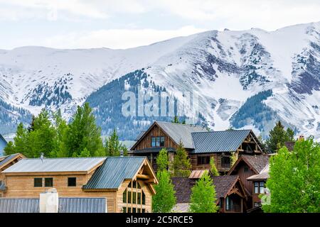 Mount Crested Butte, Colorado Dorf im Sommer Morgen mit Berghäusern auf Hügeln und Aspen grünen Bäumen in der Nähe Stockfoto