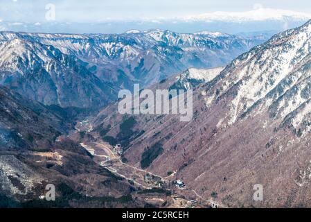Takayama, Japan Berge Japanische alpen in Shinhotaka Seilbahn in Gifu Präfektur Park am Frühlingstag mit einem hohen Winkel Luftaufnahme von Okuhida Dorf Stockfoto