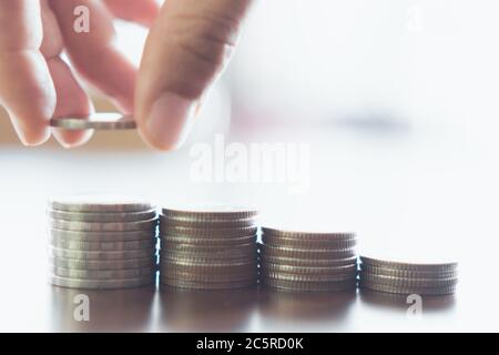 Konzept für den finanziellen Erfolg des Unternehmens. Goldmünzen auf dem Tisch und grüne Natur Bokeh Hintergrund.bullische Marktsituation. Stockfoto