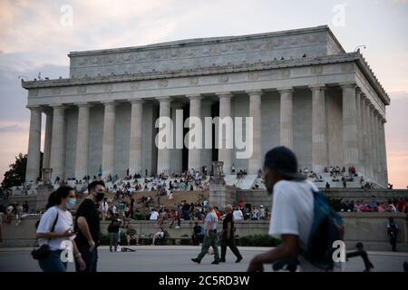 Washington, USA. Juli 2020. Ein allgemeiner Blick auf das Lincoln Memorial in der Abenddämmerung in Washington, DC, während Präsident Trumps Salute to America Independence Day Feier, am 4. Juli 2020, inmitten der Coronavirus-Pandemie. Nach einer spaltenden Rede von Trump am Mt. Rushmore in der Nacht zuvor und wochenlange Proteste im ganzen Land, ging die Feier des Präsidenten Salute to America trotz Warnungen des CDC und zahlreichen Einwänden von lokalen Beamten voran. (Graeme Sloan/Sipa USA) Quelle: SIPA USA/Alamy Live News Stockfoto